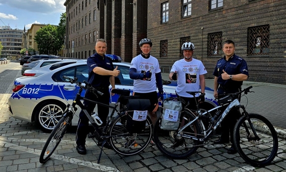 Policjanci, którzy biorą udział w charytatywnej wyprawie przed budynkiem KWP we Wrocławiu.
