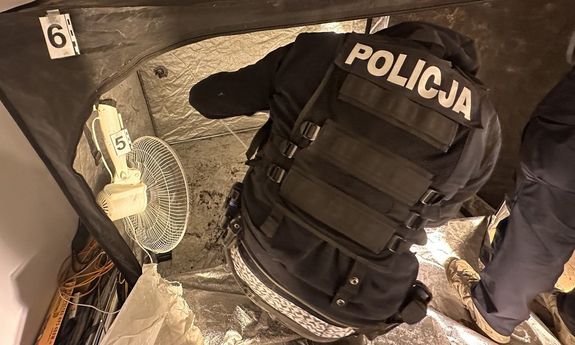 policjant przy namiocie.