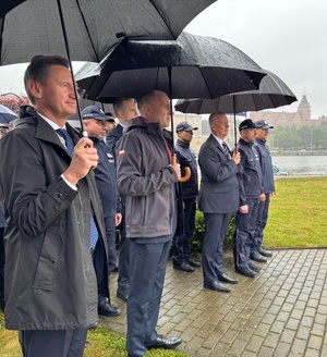 Minister Spraw Wewnętrznych i Administracji, Koordynator Służb Specjalnych Tomasz Siemoniak w obecności Sekretarza Stanu Ministerstwa Infrastruktury Arkadiusza Marchewki, Komendanta Głównego Policji nadinsp. Marka Boronia oraz Wojewody Zachodniopomorskiego Adama Rudawskiego, a także Marszałka Województwa Zachodniopomorskiego Olgierda Geblewicza oraz Prezydenta Miasta Szczecina Piotra Krzystka podczas uroczystości przekazania symbolicznego klucza do Komisariatu Wodnego Policji w Szczecinie Komendantowi Wojewódzkiemu Policji w Szczecinie insp. Szymonowi Sędzikowi.