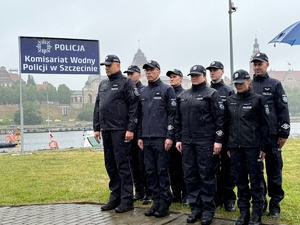 Grupa policjantów stojąca podczas uroczystości.