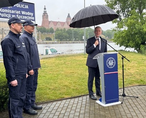Minister Spraw Wewnętrznych i Administracji, Koordynator Służb Specjalnych Tomasz Siemoniak, Komendant Główny Policji nadinsp. Marek Boroń oraz Komendant Wojewódzki Policji w Szczecinie insp. Szymon Sędzik.