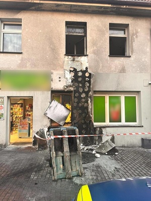 Zniszczona pożarem elewacja budynku.