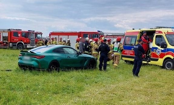 rozbite bmw, dookoła karetki i ludzie.