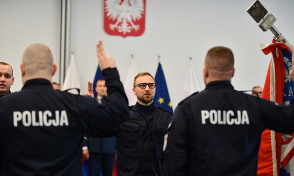 Policjanci podczas uroczystości ślubowania.
