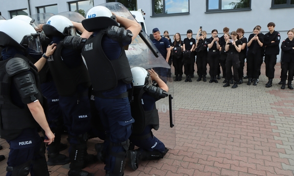 Policjanci i uczniowie klas plicyjnych podczas dnia otwartego.