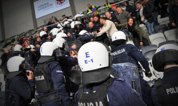 Policjanci oddziałów prewencji podczas ćwiczeń.