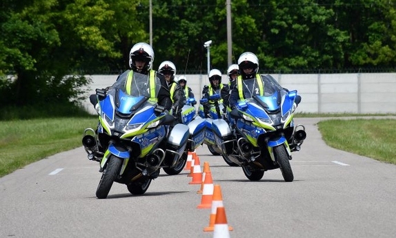 Policjanci na motocyklach w trakcie pokazu.