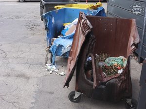 Nadpalone kontenery na śmieci.