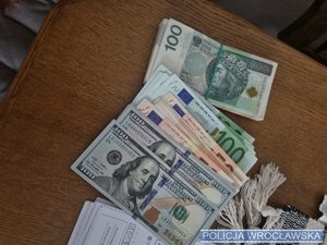 Plik banknotów na stole.