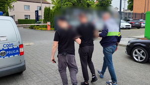funkcjonariusze Policji prowadzący zatrzymanego meżczyznę