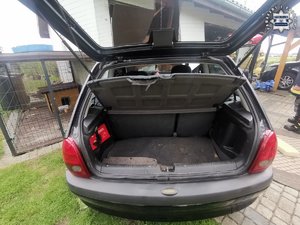 Auto, które wjechało w budynek.