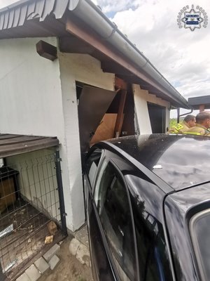 Auto i uszkodzony budynek.
