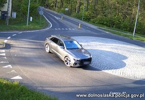 Samochód osobowy na rondzie.