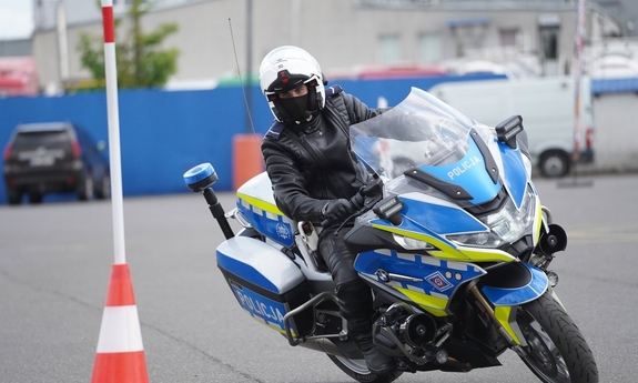 Funkcjonariusz na motocyklu podczas szkolenia.