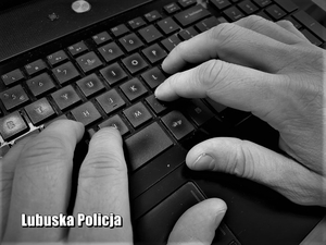 Osoba trzymająca ręce na klawiaturze.