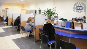 Wnętrze banku, w którym siedzą klienci.