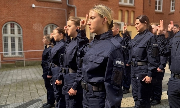 Grupa policjantów podczas ślubowania.