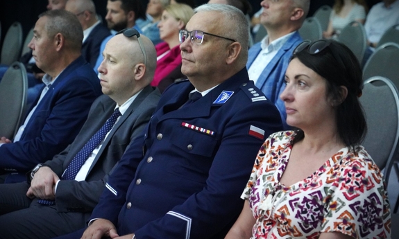 Uczestnicy konferencji siedzą na sali.
