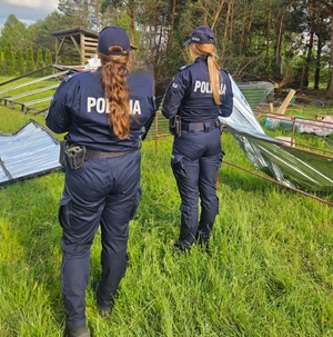 Dwie umundurowane policjantki na terenie dotkniętym nawałnicą.