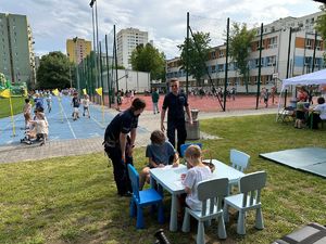 Dzieci z Rodzicami na festynie z okazji Dnia Dziecka zorganizowany przez Policję wspólnie ze szkołą.