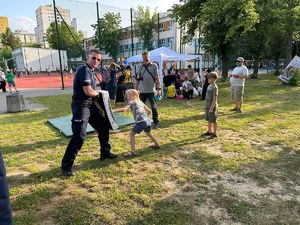 Dzieci z Rodzicami na festynie z okazji Dnia Dziecka zorganizowany przez Policję wspólnie ze szkołą.