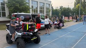 Dzieci z Rodzicami na festynie z okazji Dnia Dziecka zorganizowany przez Policję wspólnie ze szkołą.