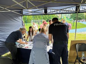 Dzieci z Rodzicami na festynie z okazji Dnia Dziecka zorganizowany przez Policję wspólnie ze szkołą.