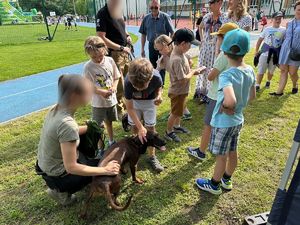 Dzieci z Rodzicami na festynie z okazji Dnia Dziecka zorganizowany przez Policję wspólnie ze szkołą.
