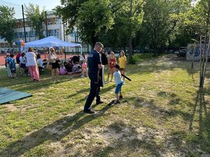 Dzieci z Rodzicami na festynie z okazji Dnia Dziecka zorganizowany przez Policję wspólnie ze szkołą.