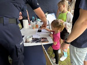 Dzieci z Rodzicami na festynie z okazji Dnia Dziecka zorganizowany przez Policję wspólnie ze szkołą.