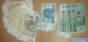 Plik banknotów rozłożonych na stole po 500, 100 i 50 złotych.