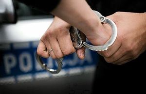 Kajdanki zakładane na ręce zatrzymanego.