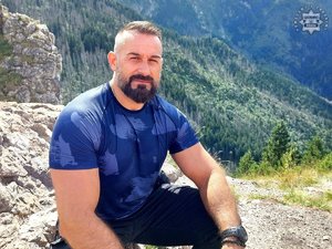 Na zdjęciu widać mężczyznę.
