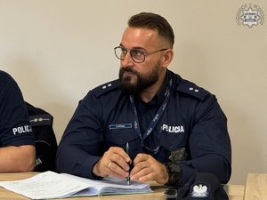 Na zdjęciu widać policjanta.