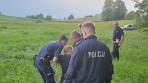Policjanci prowadzą mężczyznę.