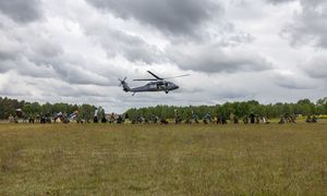 zdjęcie grupowe, nad uczestnikami lata śmigłowiec.