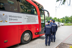 Policjanci przed krwiobusem.