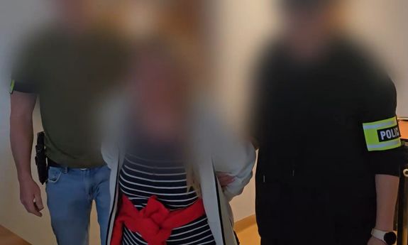 policjanci z zatrzymaną.