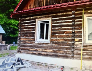 spalone pomieszczenia w drewnianym budynku.