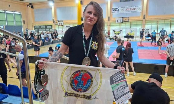 policjantka w cywilnym stroju,.