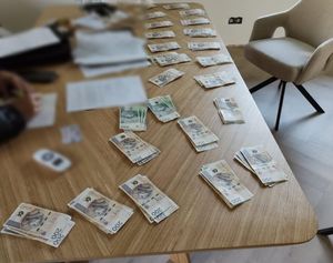 Zabezpieczone przez policjantów pieniądze.