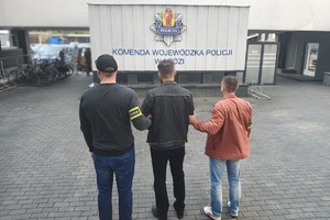 Policjanci z zatrzymanym.