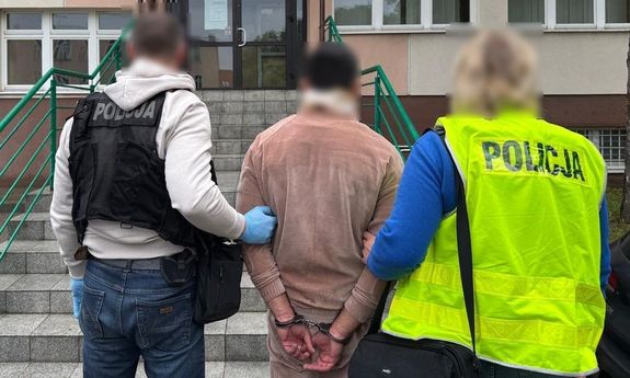 Policjanci z zatrzymanym za oszustwa.