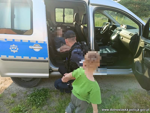 odnalezieni chłopcy z policjantem.