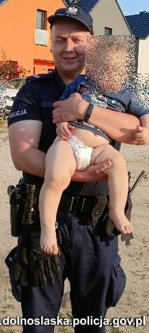 odnalezieni chłopcy z policjantem.
