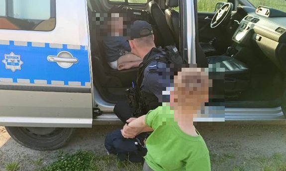 odnalezieni chłopcy z policjantem.