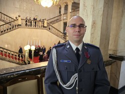 Odznaczony policjant.