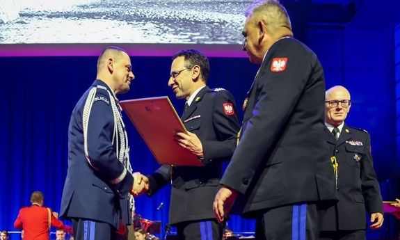 komendant główny przyjmuje odznaczanie.