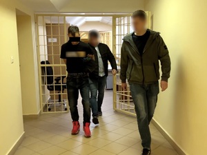 Dwaj policjanci z zatrzymanym.