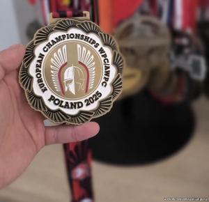 Medal w ręce mężczyzny.